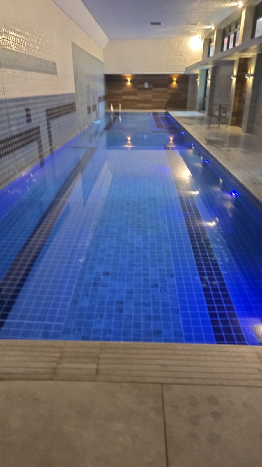 Piscina iluminada azul