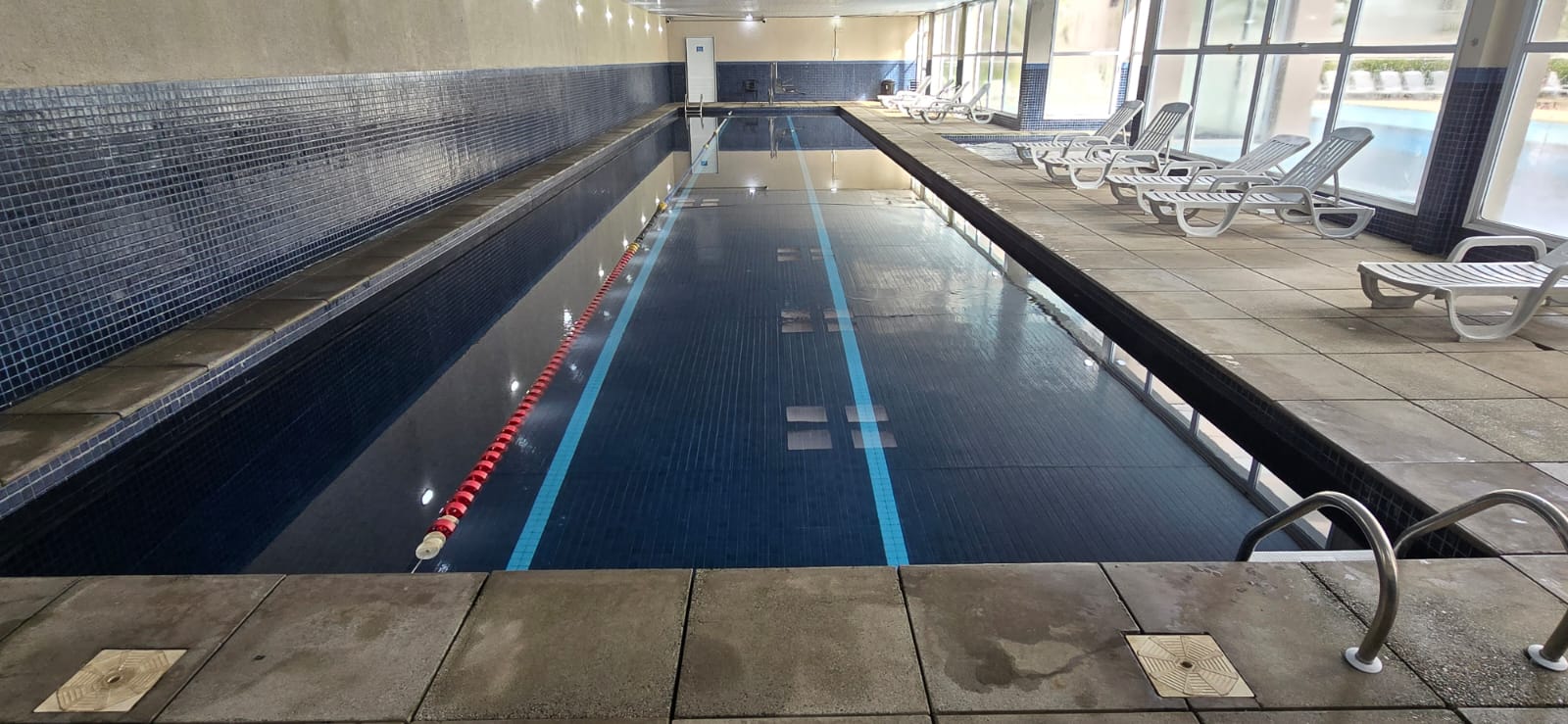 Piscina olímpica escura